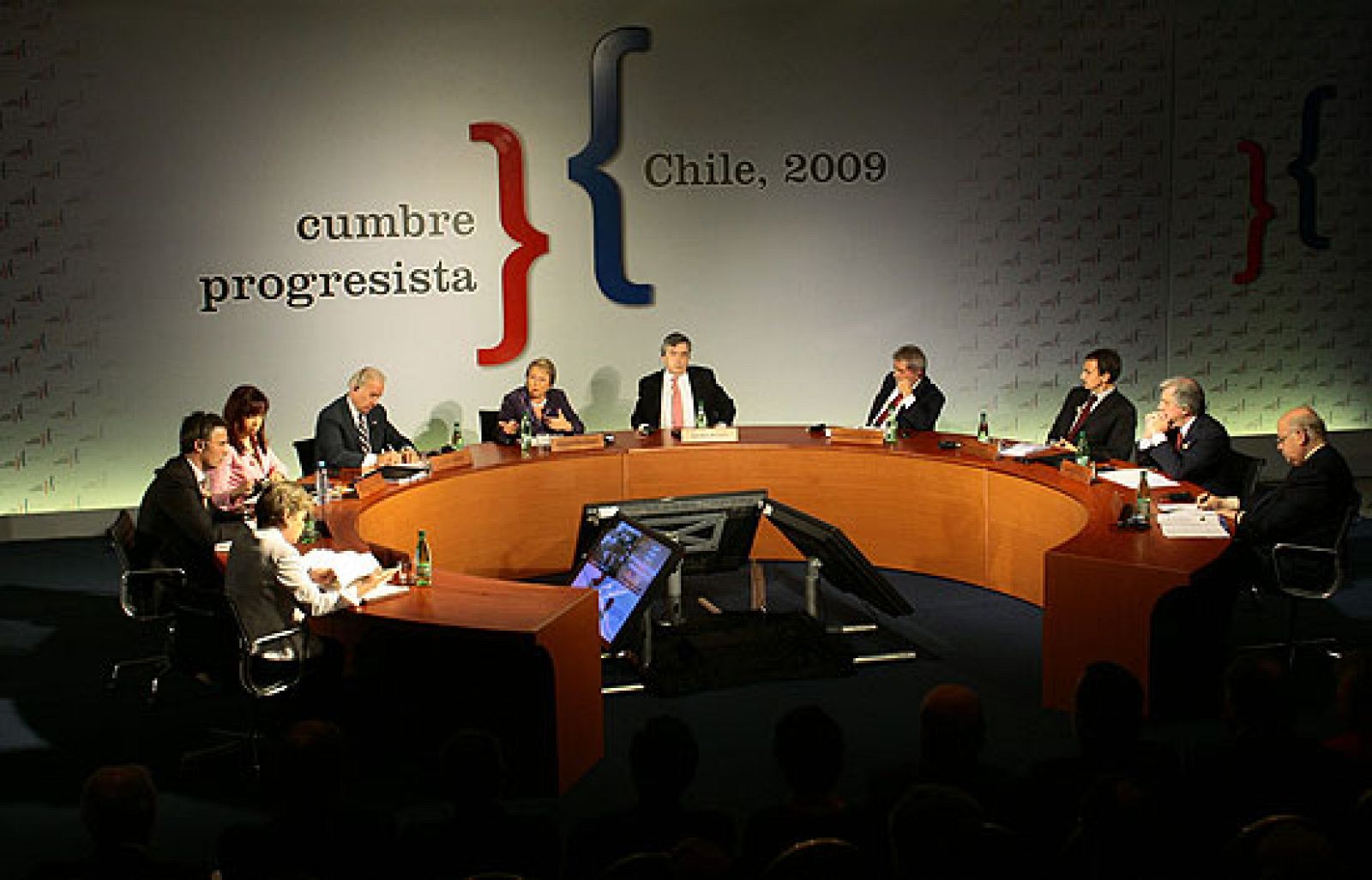 Zapatero ha participado en la cumbre de líderes progresistas que se ha celebrado en Santiago y que se ha centrado en la crisis económica.