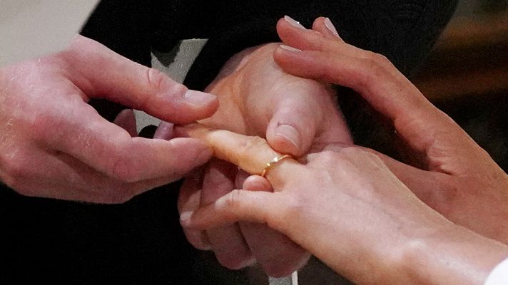  - El intercambio de anillos entre Harry y Meghan y la bendición del sacerdote