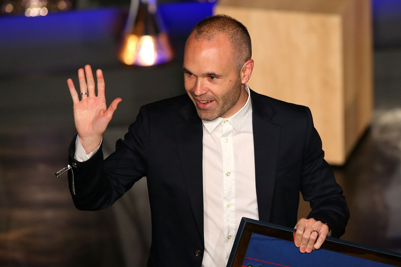 Iniesta se despide del Barça rodeado de amigos