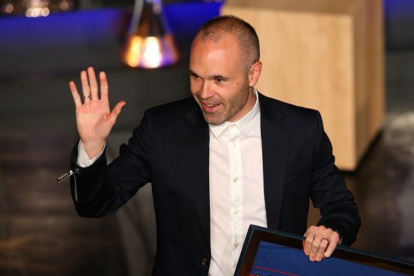 Telediario 1 - Iniesta se despide del Barça rodeado de amigos