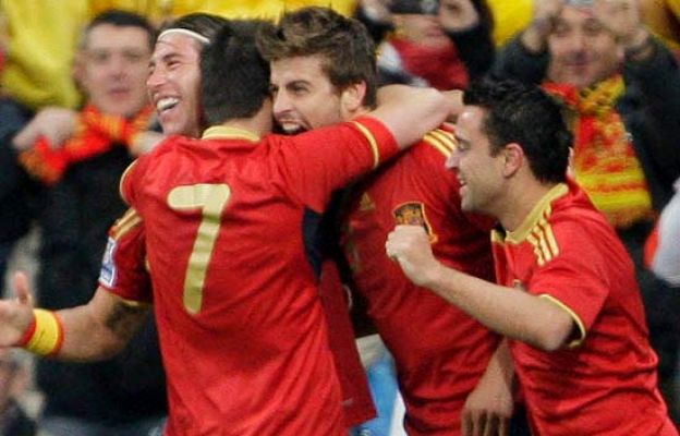 España vence con gol de Piqué