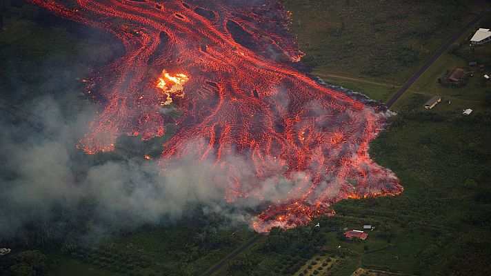 Telediario 1 - El volcán Kilauea en Hawái sigue lanzando ríos de lava, nubes de ceniza y gases tóxicos