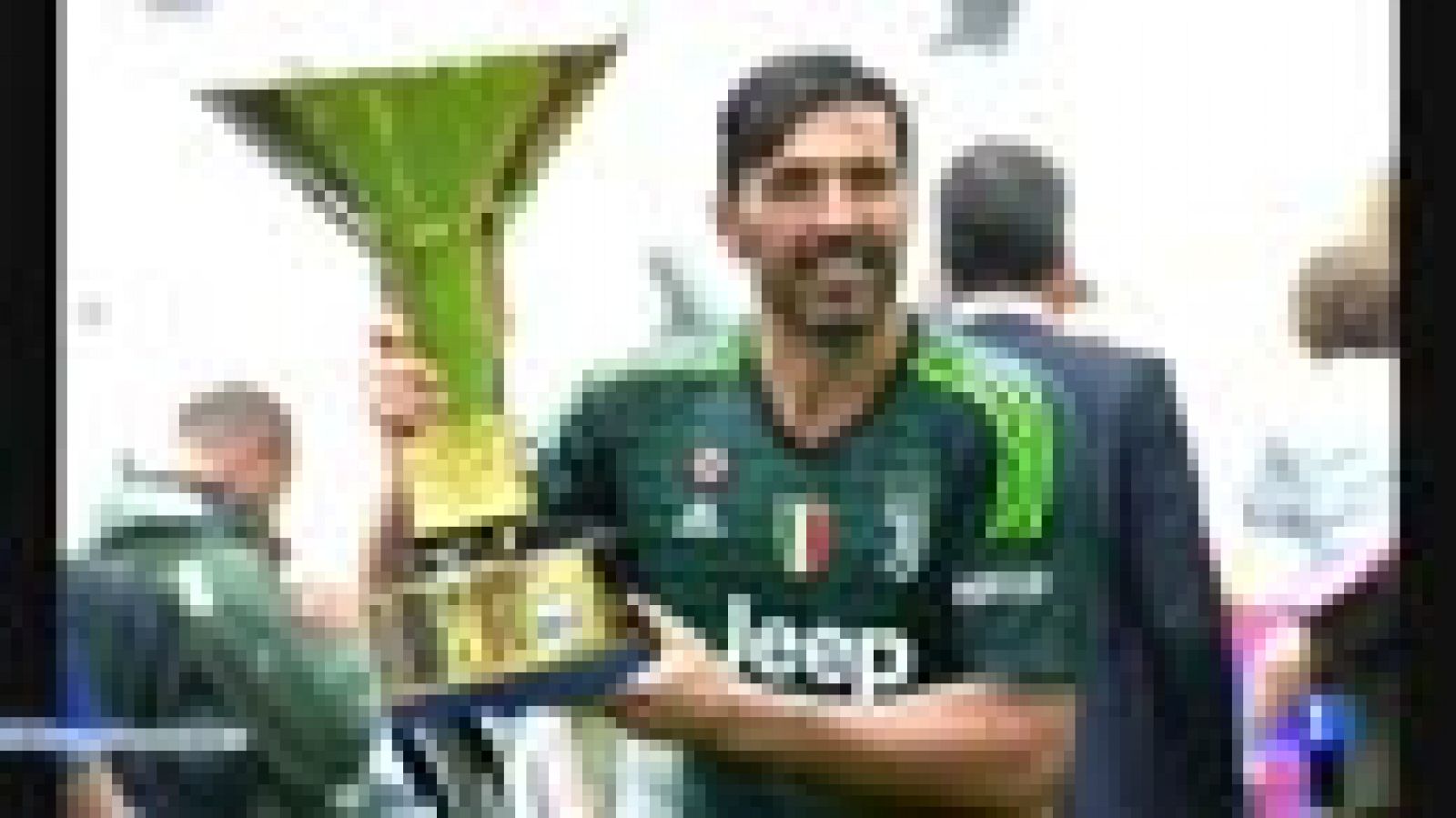 Telediario 1: Buffon se despide de la Juventus celebrando el 'scudetto' | RTVE Play