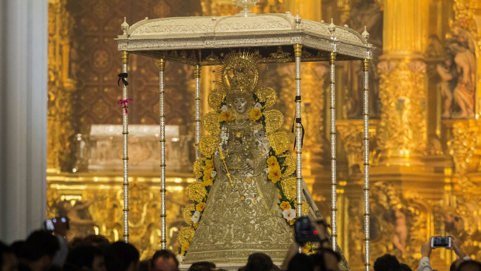 Telediario 1: La Virgen del Rocío sale de madrugada de su ermita tras un salto de la reja adelantado | RTVE Play