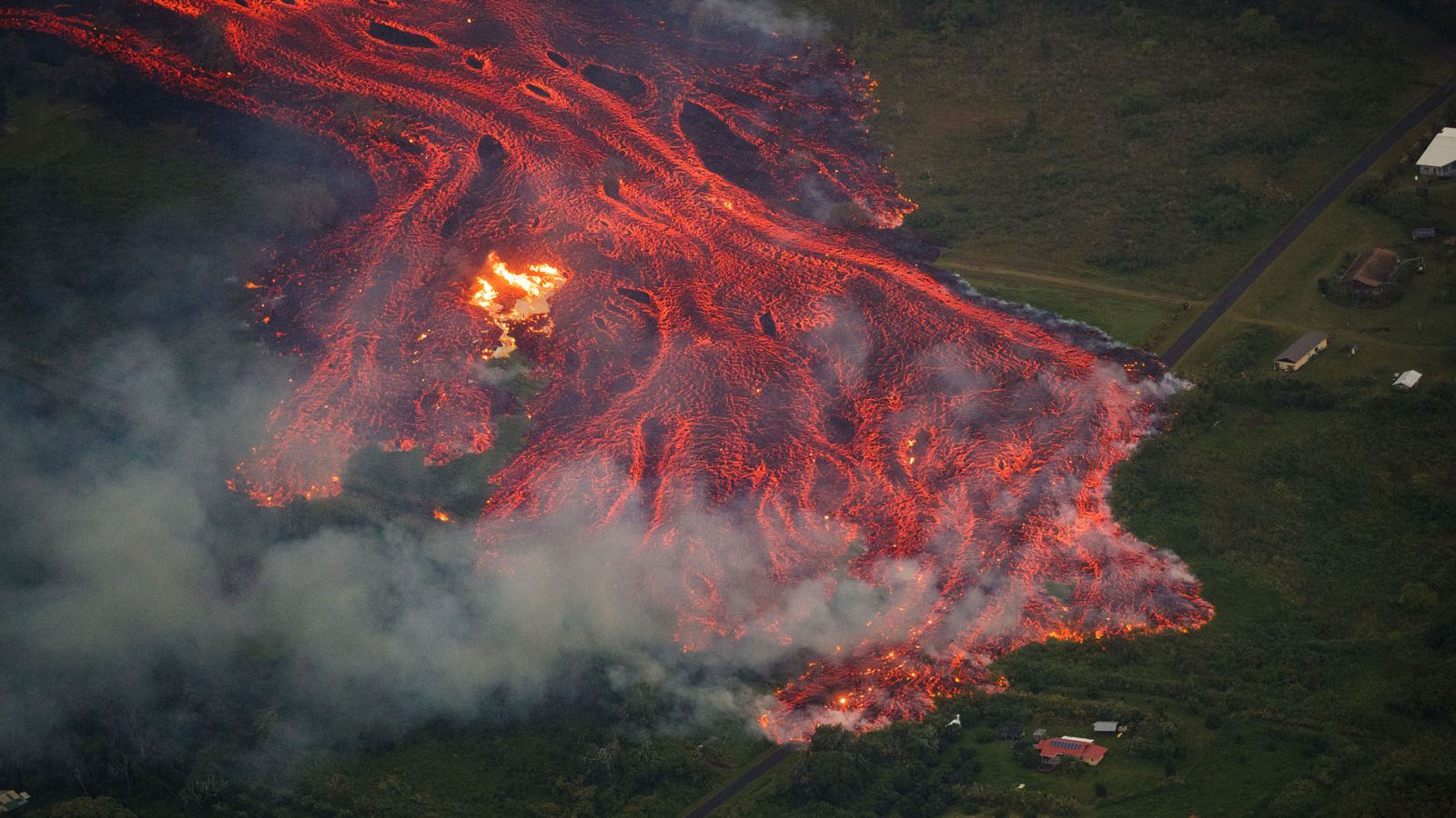 La nube tóxica y la lava del Kilauea mantienen en alerta a Hawái