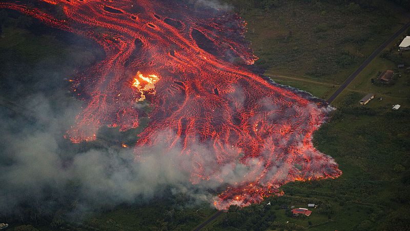 La nube tóxica y la lava del Kilauea mantienen en alerta a Hawái