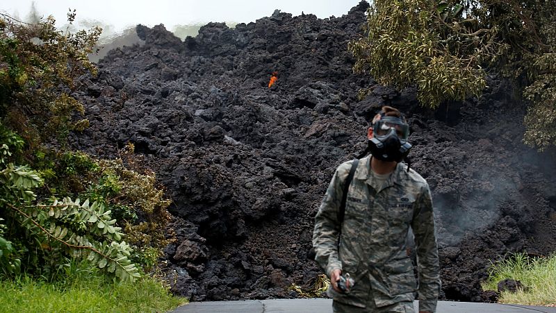 El Kilauea genera una nube tóxica al llegar al mar que amenaza a la población