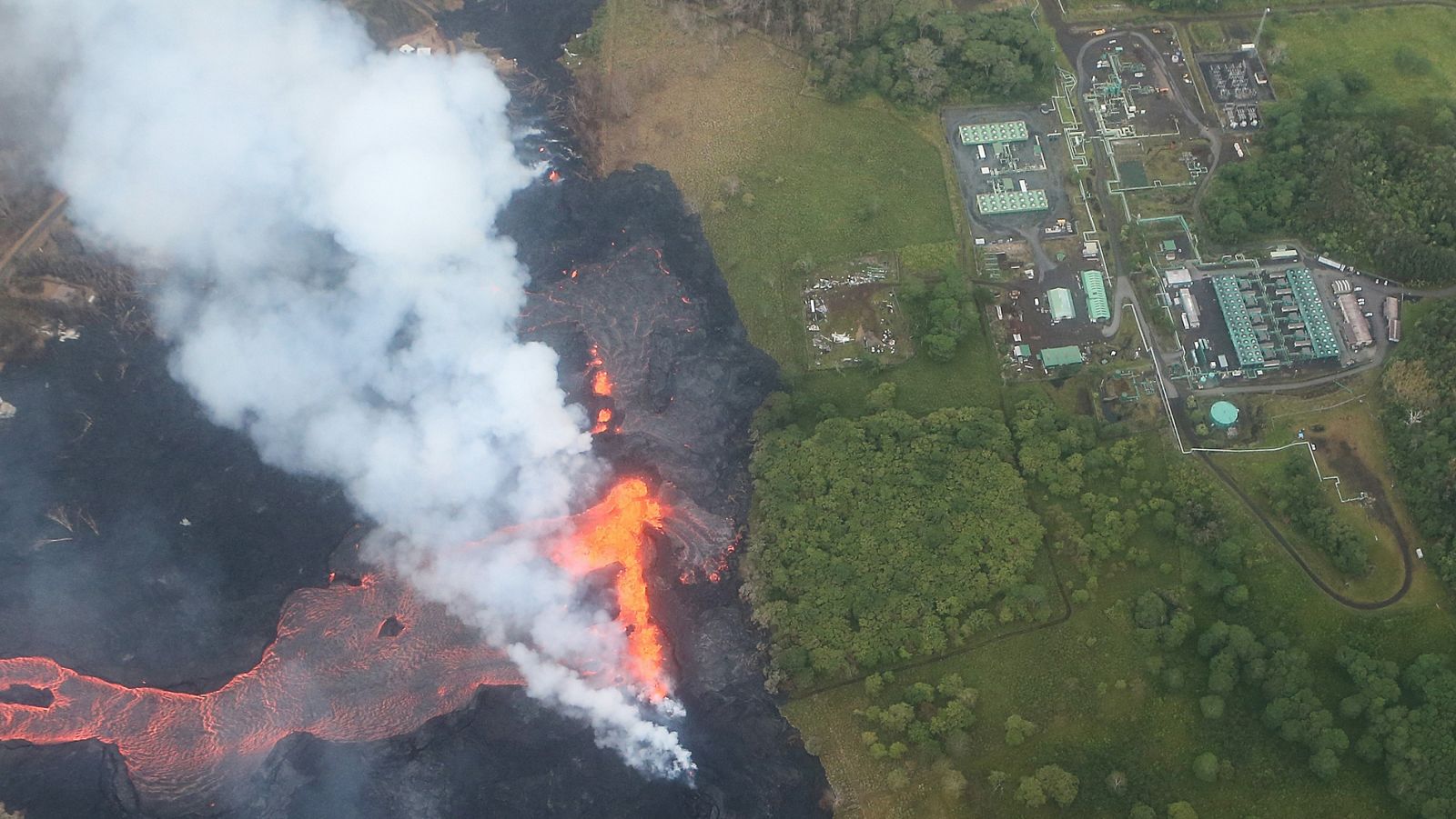 Los ríos de lava del Kilauea amenazan una central geotérmica | Ver
