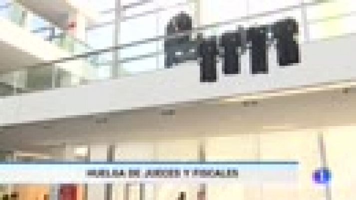 Telediario 1 - Más de la mitad de los fiscales y el 42% de los jueces secundan la huelga para mejorar sus condiciones laborales