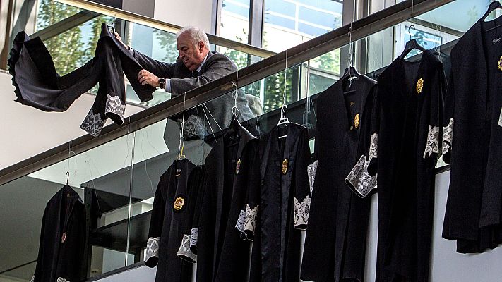 Telediario 1 - Más de la mitad de los fiscales y el 42% de los jueces secundan la huelga para mejorar sus condiciones laborales