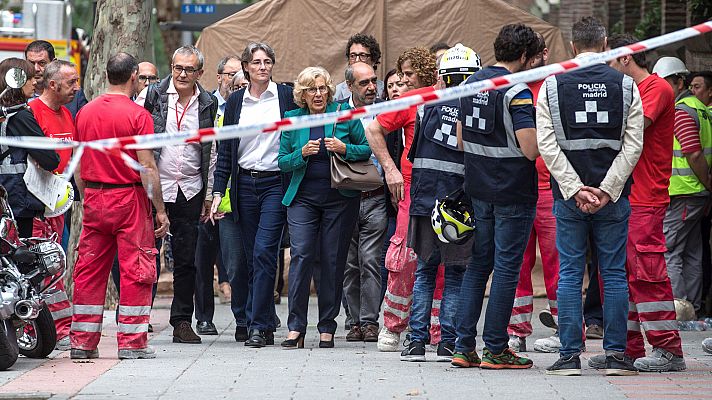 Telediario 1 - Los bomberos buscan a dos obreros tras derrumbarse un edificio en Madrid