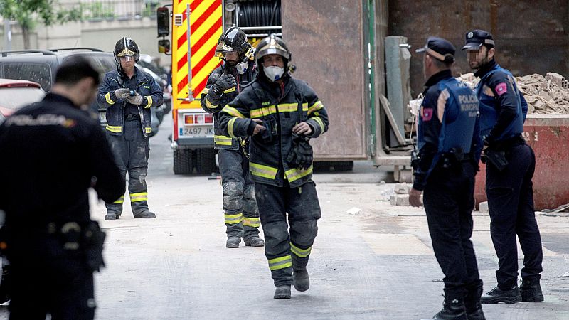 Continúan las labores de búsqueda de los dos obreros desaparecidos en el derrumbe de un edificio en Madrid