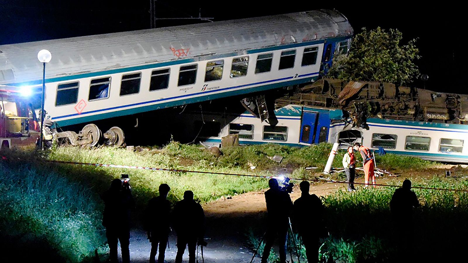 Telediario 1: Dos muertos y 20 heridos al descarrilar un tren en Italia | RTVE Play