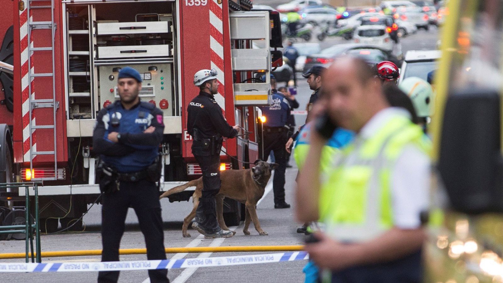 Continúa la búsqueda de dos personas sepultadas por un edificio en Madrid - Telediario 1 | Ver
