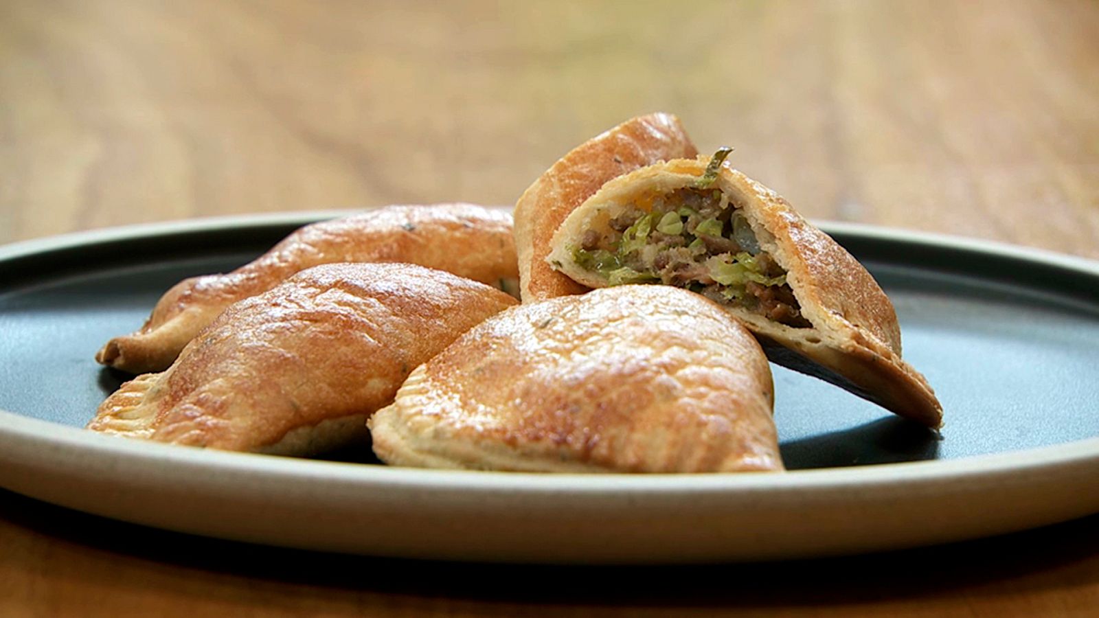 Torres en la cocina - Empanadillas de col y butifarra