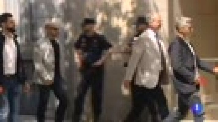 Telediario 1 - La Policía detiene a 29 personas en Cataluña por el desvío de fondos de cooperación