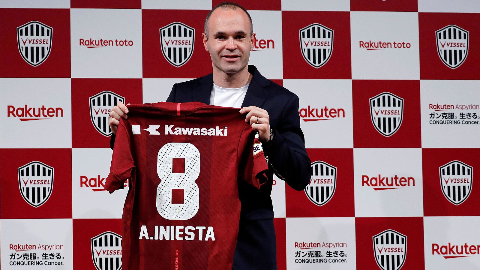 El jugador español Andrés Iniesta ha sido presentado por el Vissel Kobe japonés, donde jugará los próximos tres años.