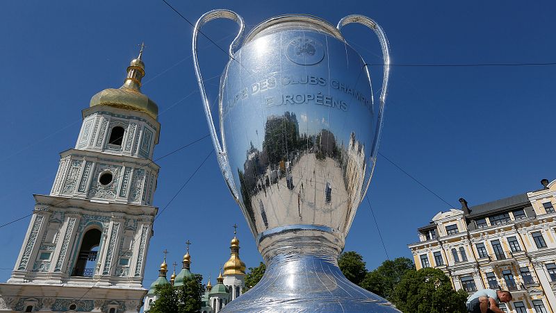 Los aficionados empiezan a llegar a Kiev, la ciudad que acoge este sábado la final de la Champions 2018 entre el Real Madrid y el Liverpool, y que se ha engalanado para la ocasión.