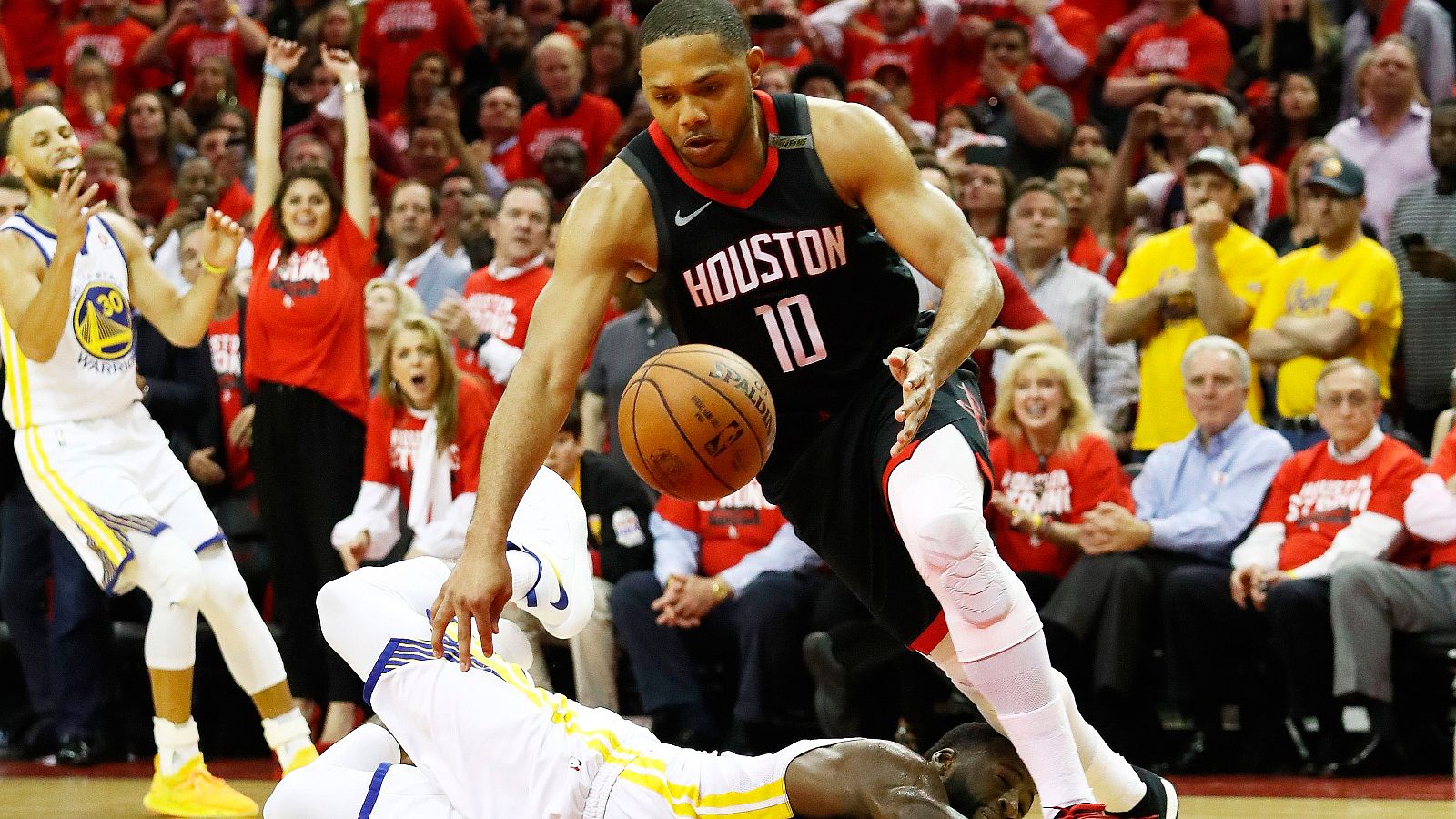 El escolta reserva Eric Gordon, con 24 puntos, permitió a los Rockets de Houston vencer 98-94 a los Warriors de Golden State en el quinto partido de la final de la Conferencia Oeste de la NBA, que ahora dominan por 3-2, al mejor de siete.