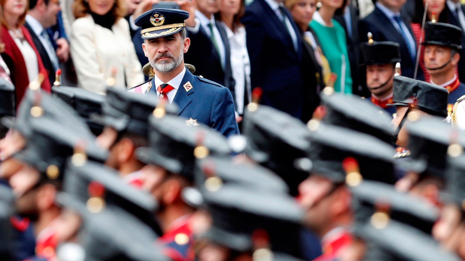 Telediario 1: Los reyes presiden el desfile del Día de las Fuerzas Armadas en Logroño, con más de 2.600 efectivos | RTVE Play