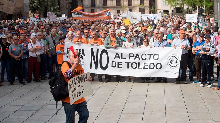 Miles de personas se masegún la Guardia Urbana, han vuelto a salir hoy a las calles de Barcelona convocadas por Marea Pensionista y la Federación de Asociaciones de Vecinos de Barcelona (FAVB) para rechazar la subida de las pensiones de los presupues