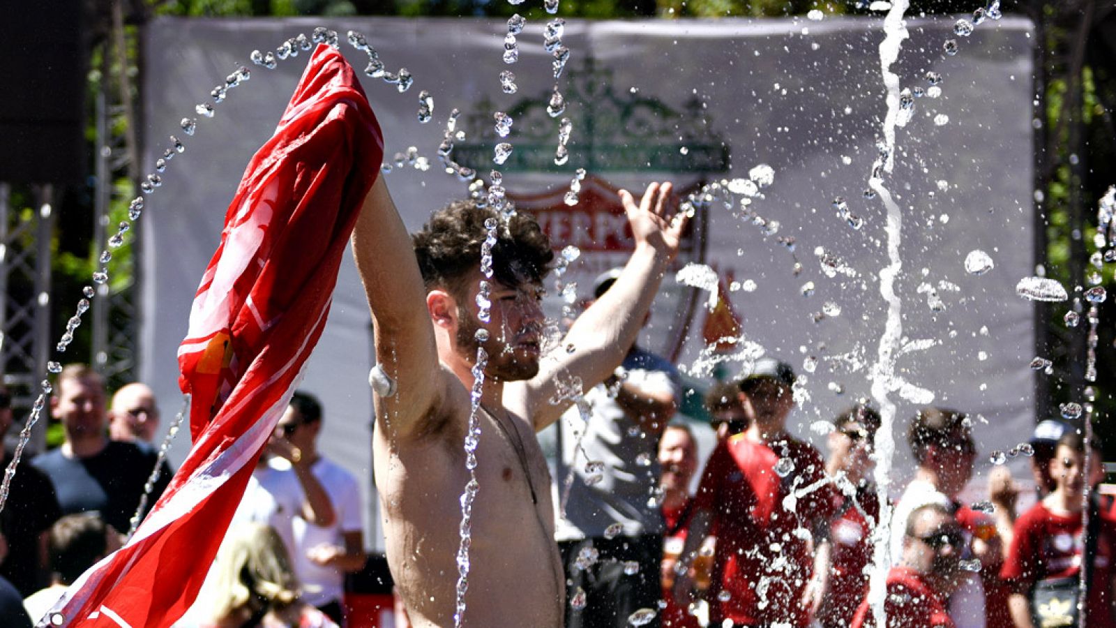 No se han registrado enfrentamientos entre las dos aficiones, que llenan de colorido las calles ucranianas.