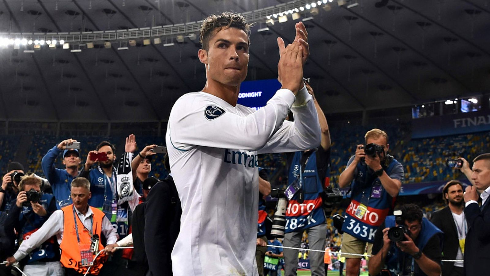 El portugués Cristiano Ronaldo dejó un mensaje que sonó a  despedida al asegurar que "fue muy bonito estar en el Real Madrid",  que ahora solo hay que "disfrutar este momento" y que en los próximos  días dará "una respuesta a los aficionados", despué