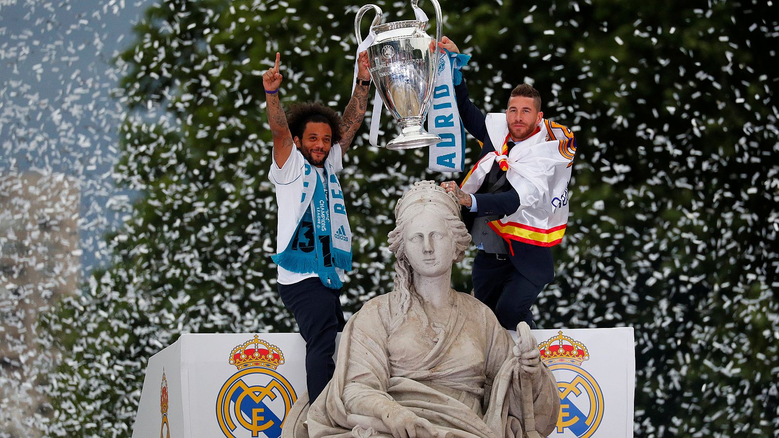 Los jugadores del Real Madrid han celebrado la consecución de la 13ª Champions de su equipo en la estatua de Cibeles, tradicional lugar de festejo de los triunfos merengues.