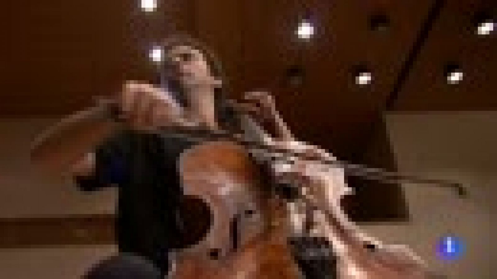 Telediario 1: Jean Guien Quéyras, el violonchelista del momento | RTVE Play