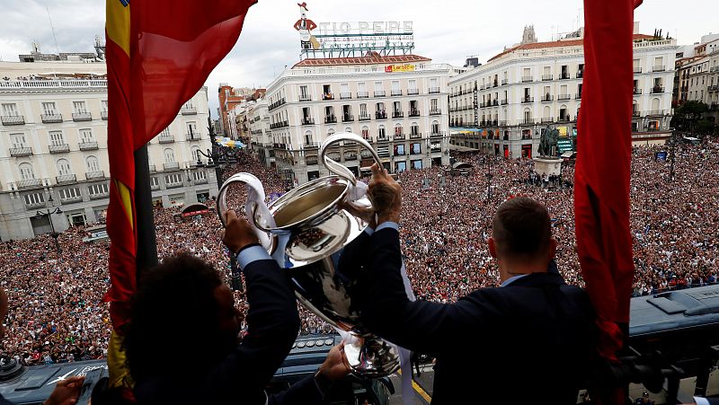 El 13 veces campeón de Europa ofreció su recién revalidada Copa de Europa a sus aficionados y a las instituciones de la capital en una tarde de regocijo para los aficionados merengues.