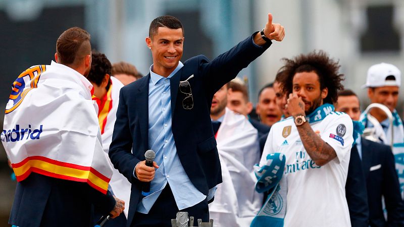 Los jugadores del Real Madrid pidieron a su compañero Cristiano Ronaldo que se quedara en el equipo la próxima temporada, al tiempo que su afición, que hizo tronar el grito de "¡Cristiano, quédate!" en el Bernabéu.