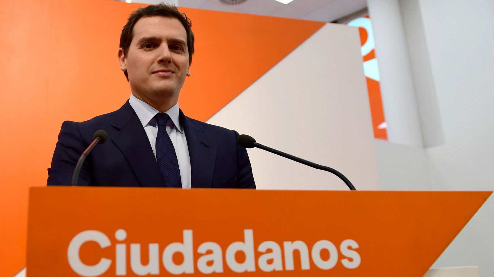 Rivera pide al PSOE elecciones en otoño para pactar la moción de censura