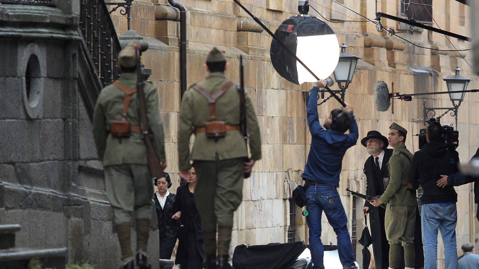 El director Alejandro Amenábar ha comenzado en Salamanca el rodaje de Mientras dure la guerra, una película ambientada en 1936 en la que Karra Elejalde interpreta a Miguel de Unamuno. 