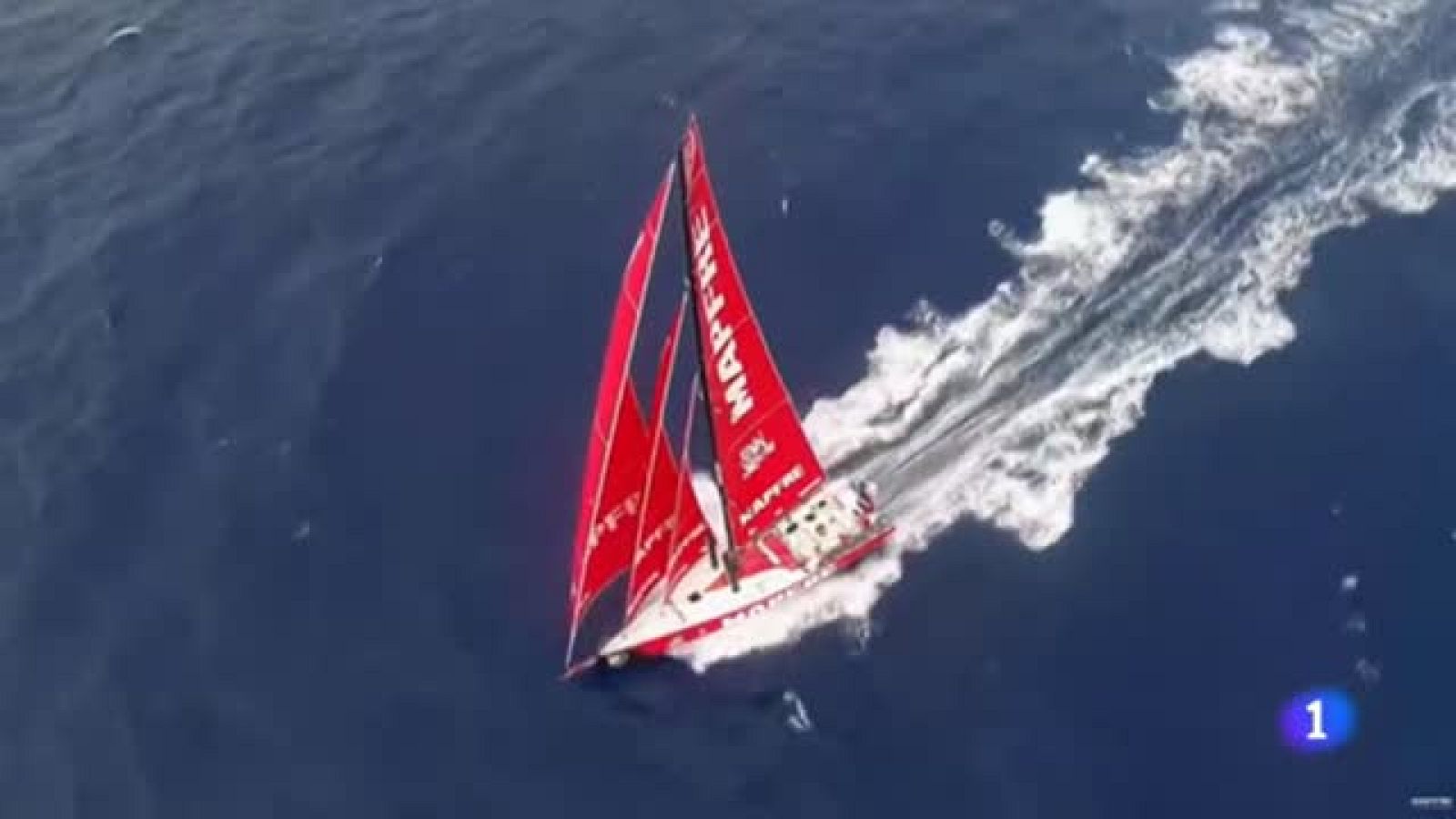 Xabi Fernández, patrón del Mapfre, e Ignacio Díz, capitán del Juán Sebastián ElCano, establecieron comunicación en alta mar.