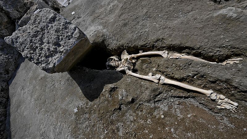 El esqueleto de un hombre que intentaba ponerse a salvo de la erupción del Vesubio en el 79 d.C pero al que alcanzó una enorme piedra es el último sorprendente y "dramático" descubrimiento en el aérea de Pompeya, en el sur de Italia, ha informado el