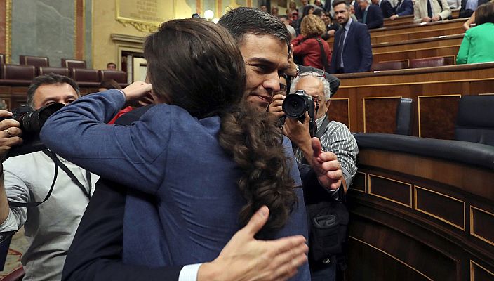 Telediario 1 - Ovación, alegría y gritos de "Sí se puede" tras la victoria de Pedro Sánchez