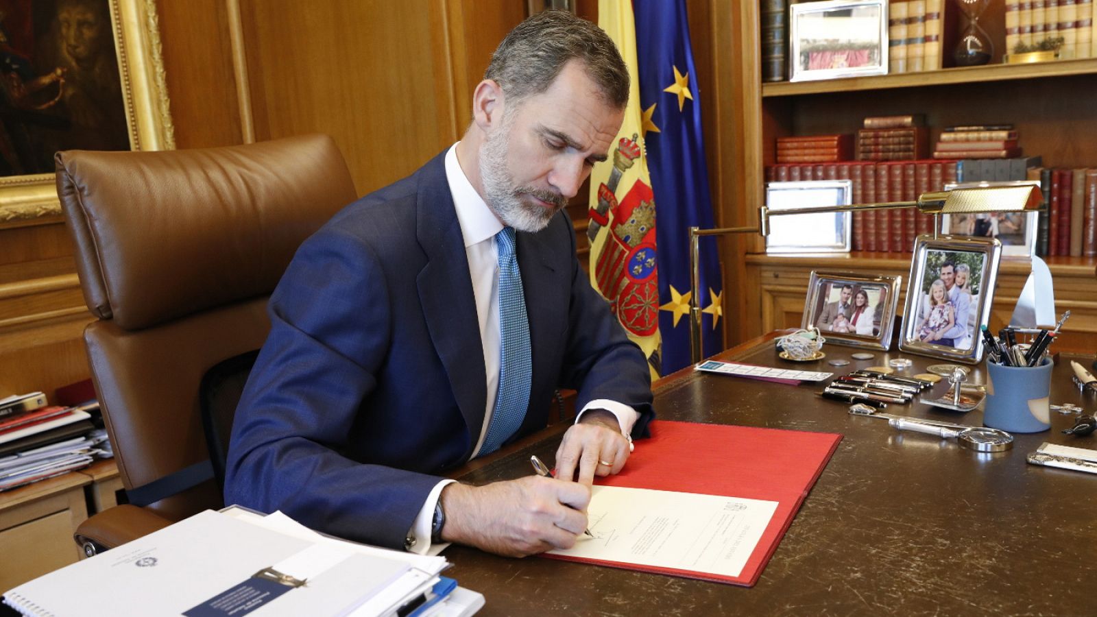 Pedro Sánchez, presidente: Ana Pastor comunica la investidura de Sánchez al rey, que firma su nombramiento - RTVE.es