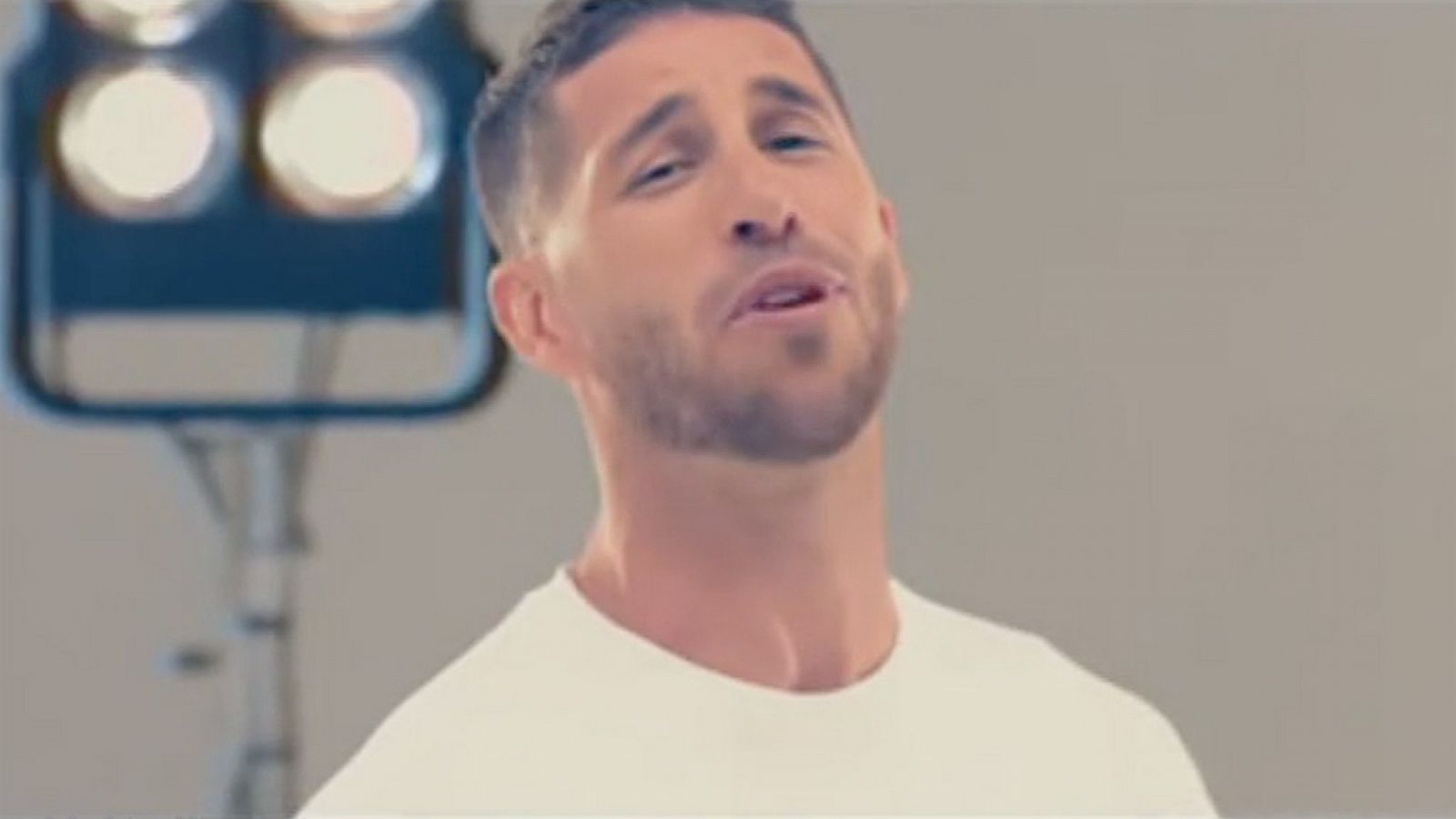 Telediario 1: Sergio Ramos y De Marco ponen música a la Selección | RTVE Play