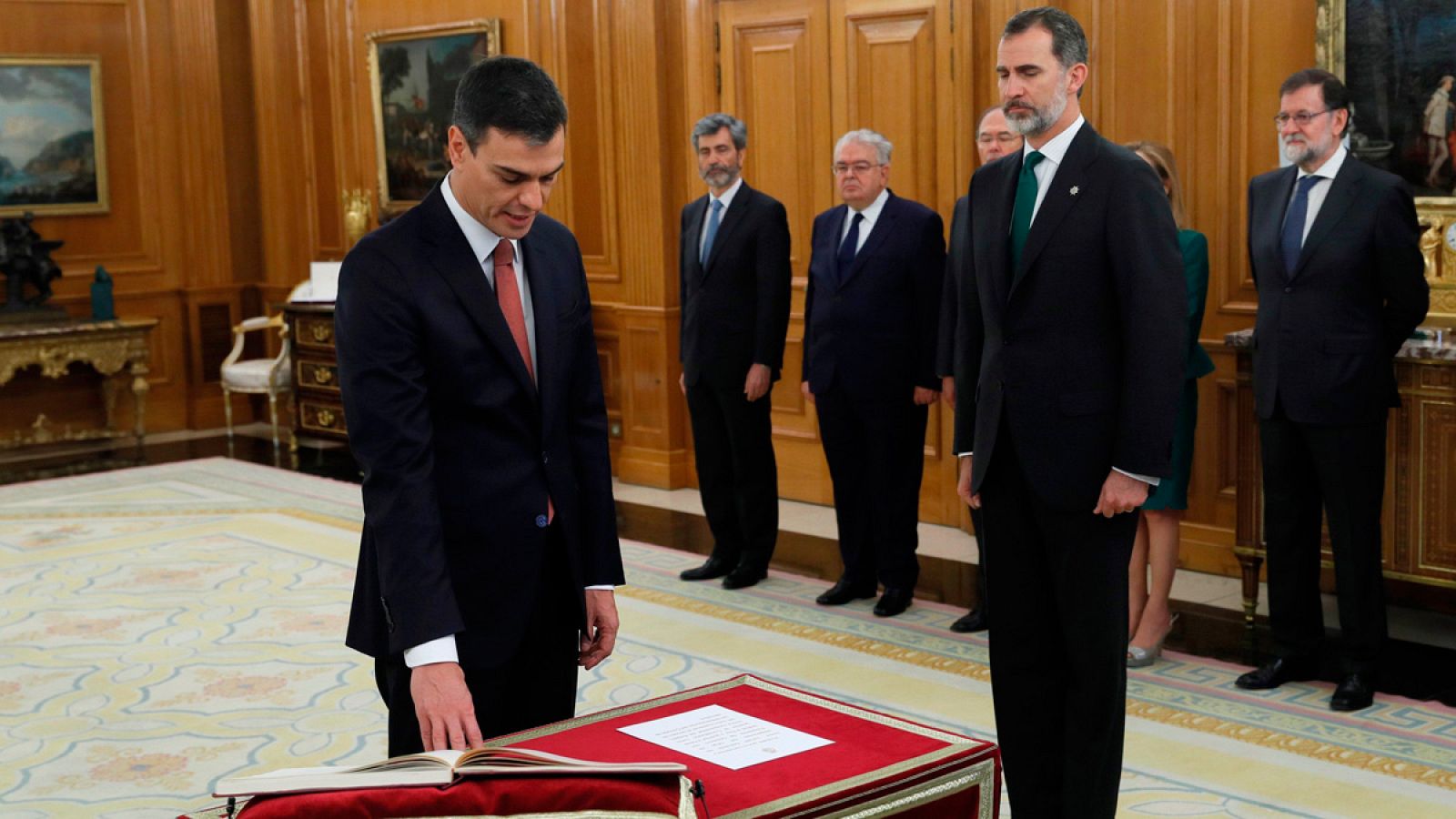 Telediario 1: Pedro Sánchez promete el cargo ante el rey Felipe VI como séptimo presidente del Gobierno de la actual democracia | RTVE Play