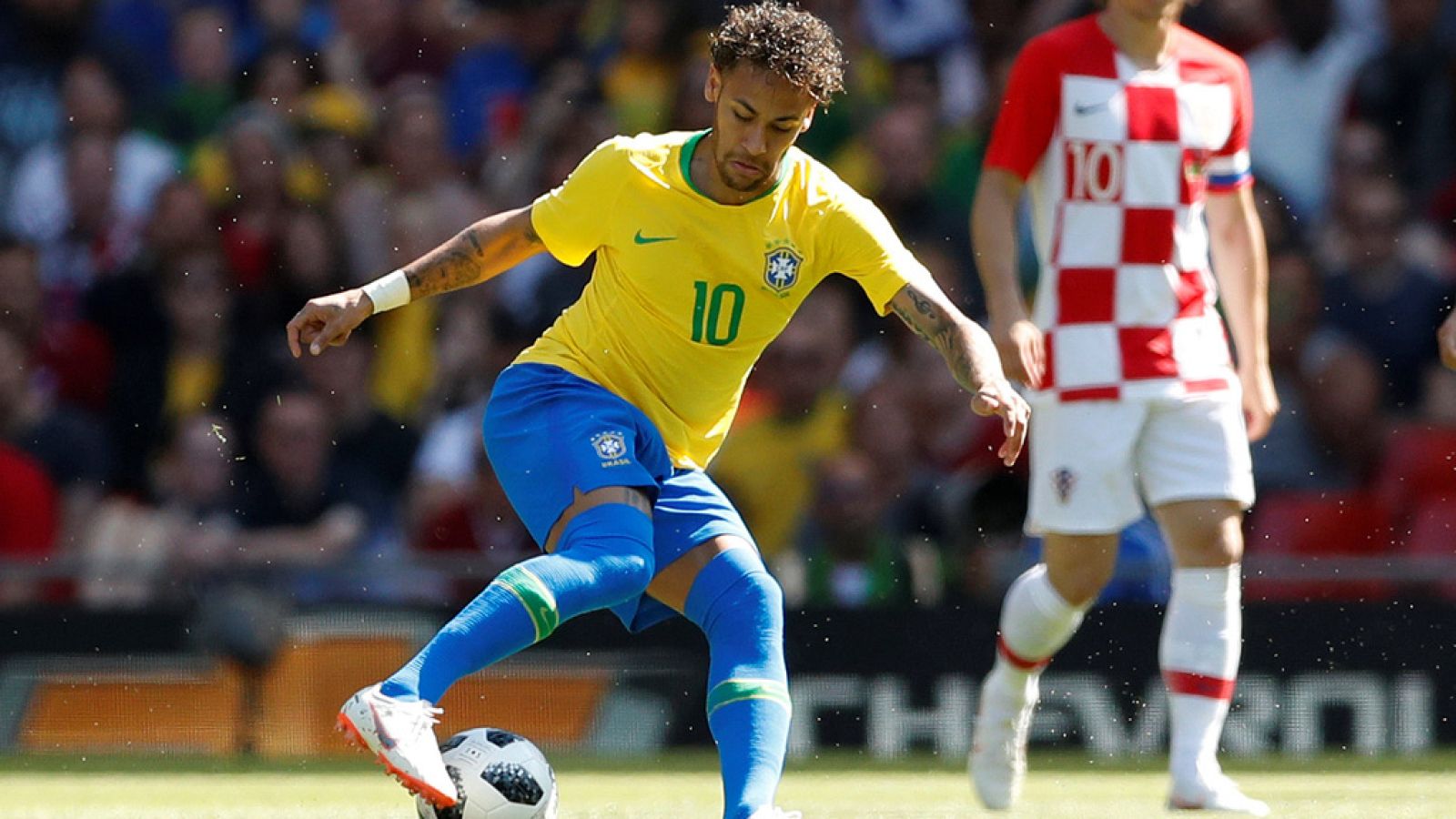 Neymar vuelve a jugar tres meses después | Ver