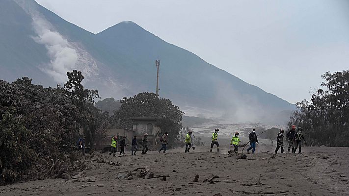 20H - Los fallecidos por la erupción del volcán de Fuego en Guatemala ascienden a 33