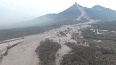 La lava y los gases del volcán de Fuego siguen sembrando el pánico en Guatemala