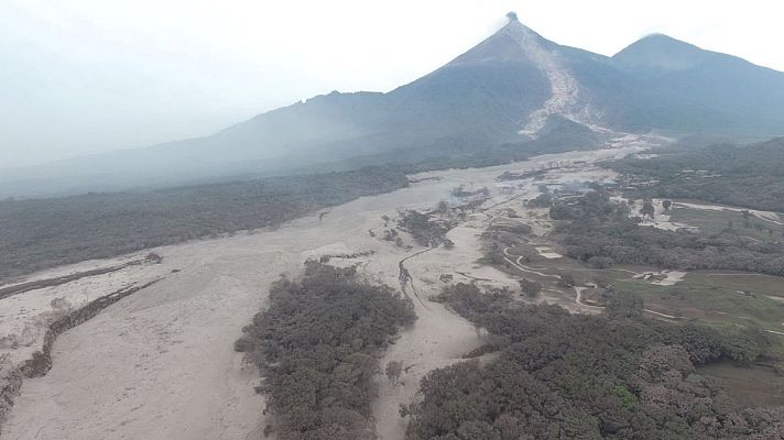 Telediario 1 - La lava y los gases del volcán de Fuego siguen sembrando el pánico en Guatemala