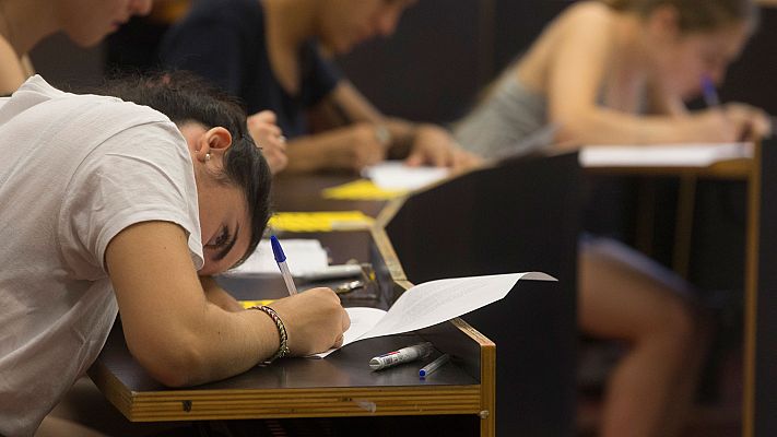 Telediario 1 - Cerca de 300.000 alumnos se examinan de Selectividad en toda España