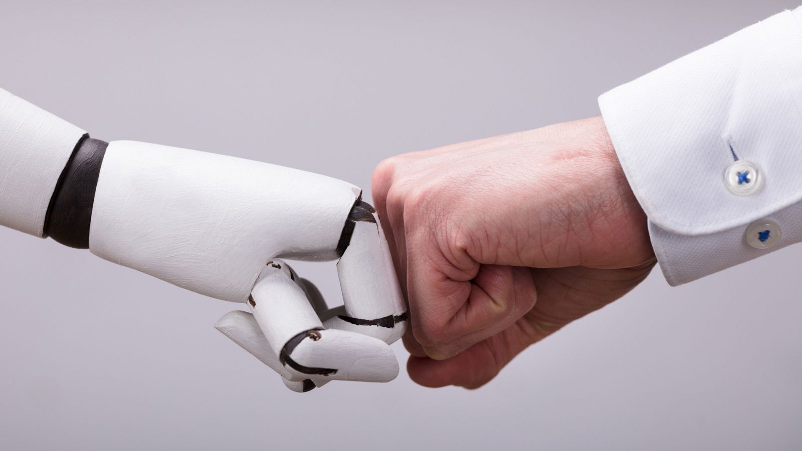 Telediario 1: Robots sociales que aprenden de su relación con humanos: la apuesta de estos investigadores sevillanos | RTVE Play
