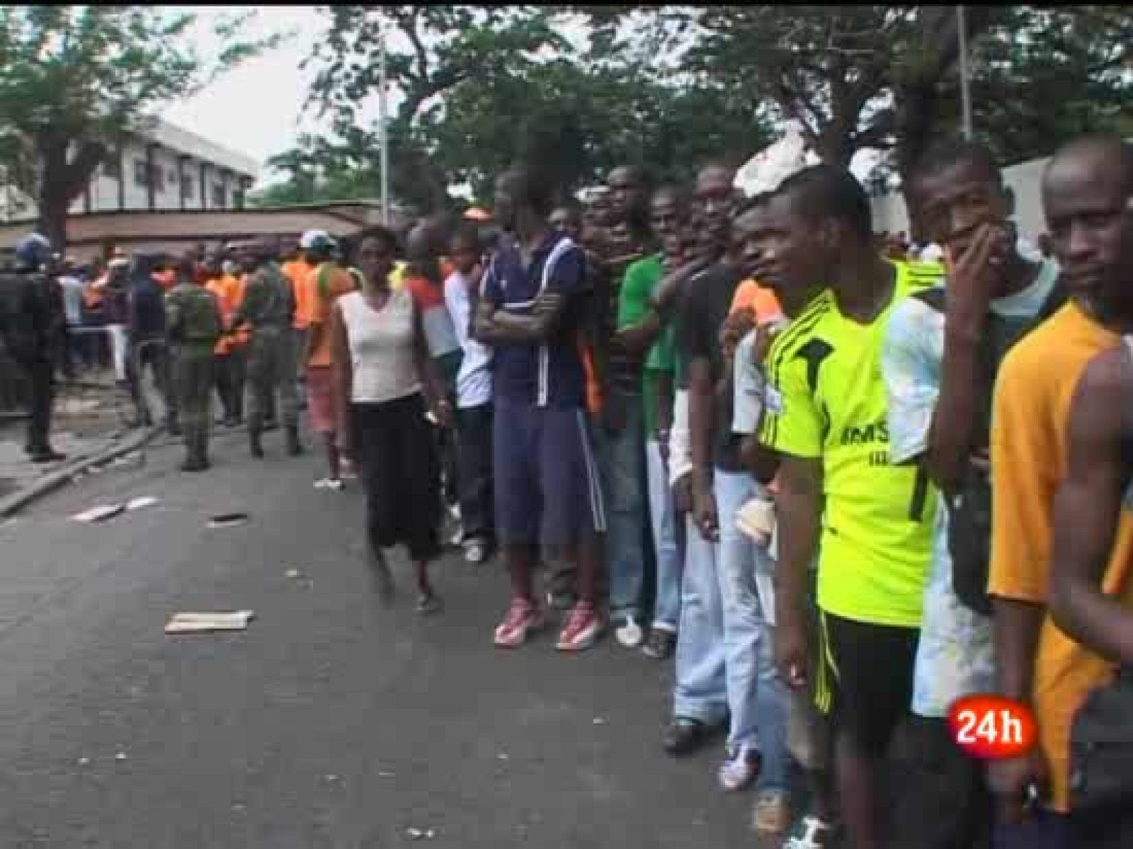 Al menos 22 personas mueren en una avalancha humana en Costa de Marfil durante el partido de la selección marfileña contra Malawi (30/03/2009). 