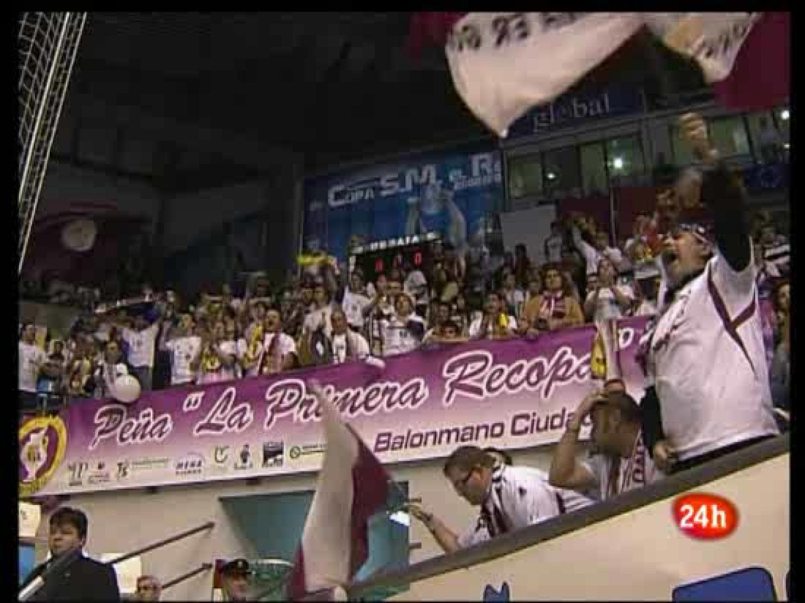 El Balonmano Ciudad Real ha ganado el primer duelo ante el Vezprém húngaro en cuartos de Liga de Campeones y está a una victoria de la siguiente fase (30/03/2009). 