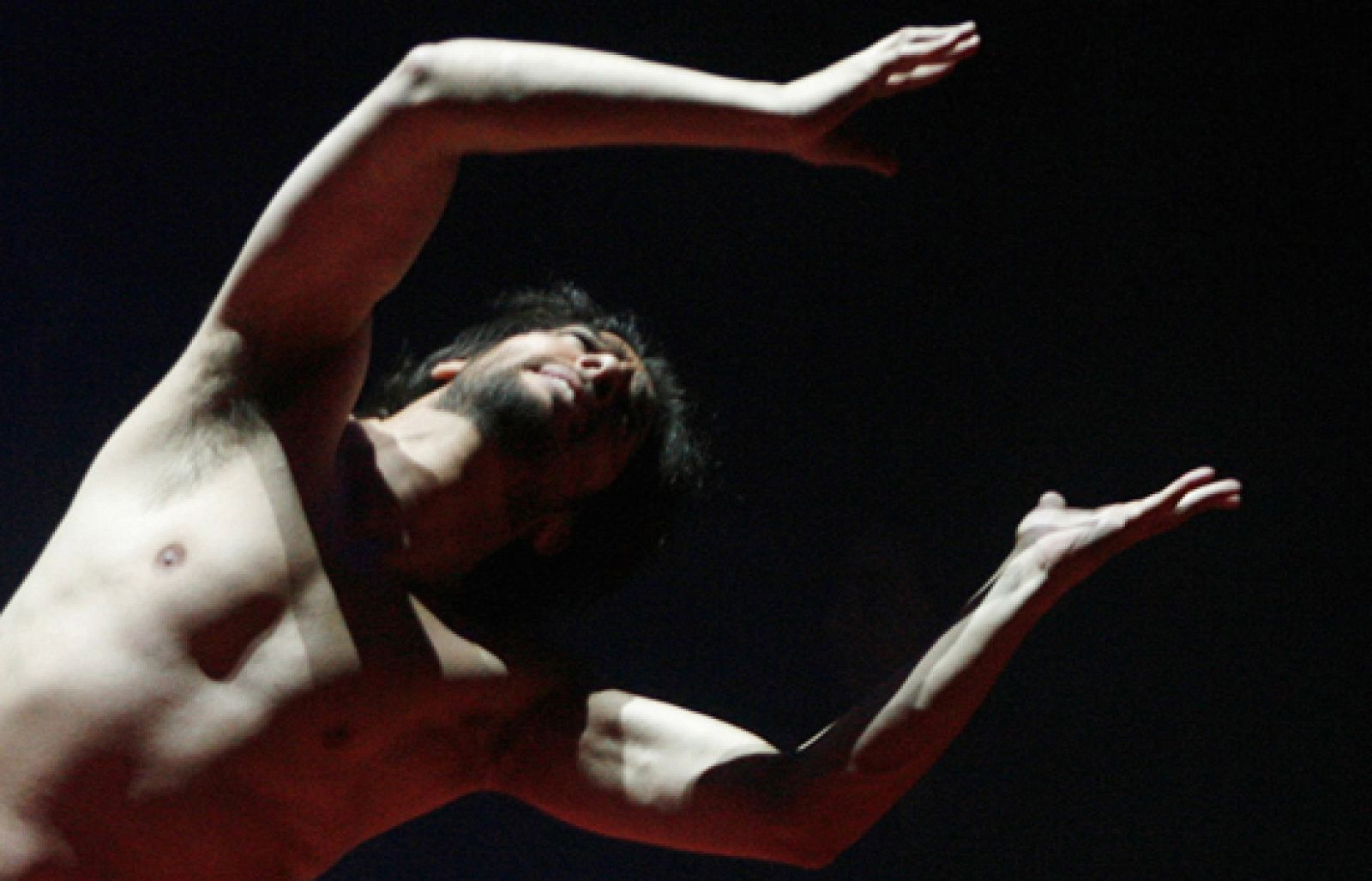 El bailarín ha abierto la puertas de su estudio de ensayo a un equipo de Televisión Española.