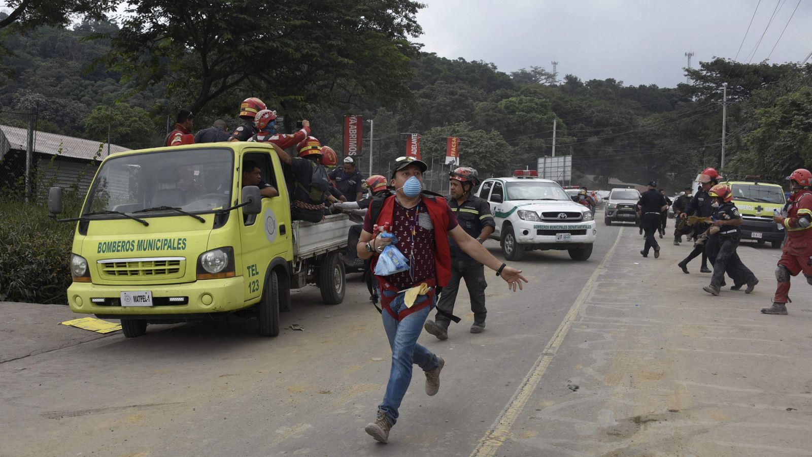 Las avalanchas del volcán de Fuego en Guatemala amenazan a la zona cero del desastre 