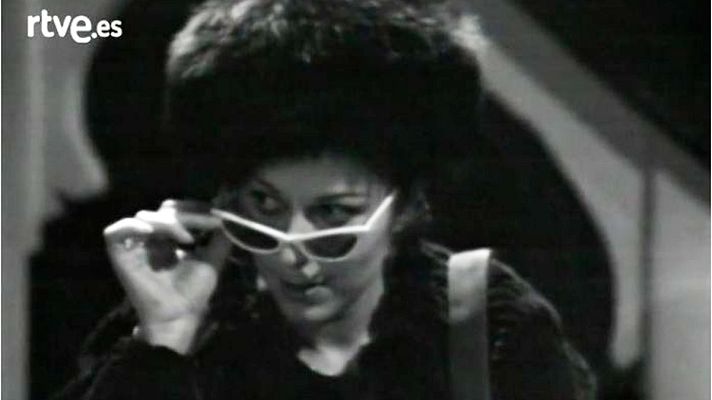 Les nits de la tieta Rosa - La tieta Rosa es fica aviat al llit / cap - 1